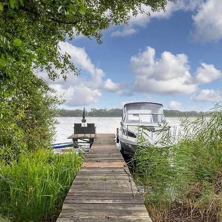 Nelsen Mit Ruderboot Auf Wassergrundstueck * Jabel
