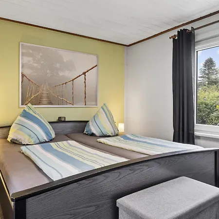 Nelsen Mit Ruderboot Auf Wassergrundstueck Jabel