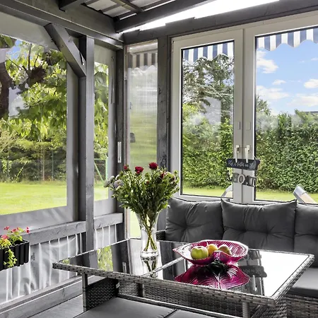 Nelsen Mit Ruderboot Auf Wassergrundstueck Jabel