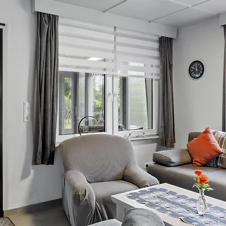 Nelsen Mit Ruderboot Auf Wassergrundstueck