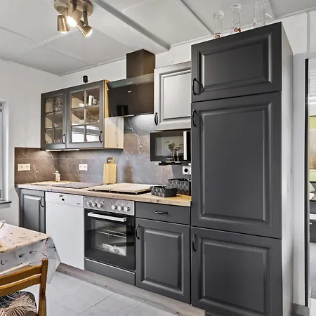 Nelsen Mit Ruderboot Auf Wassergrundstueck * Jabel