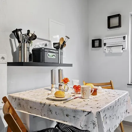 Nelsen Mit Ruderboot Auf Wassergrundstueck * Jabel