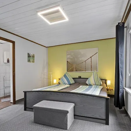 Nelsen Mit Ruderboot Auf Wassergrundstueck