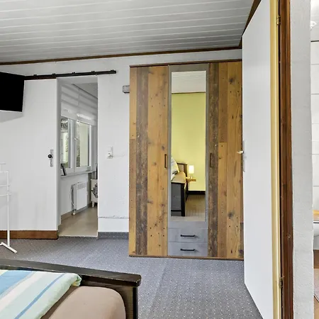 Nelsen Mit Ruderboot Auf Wassergrundstueck