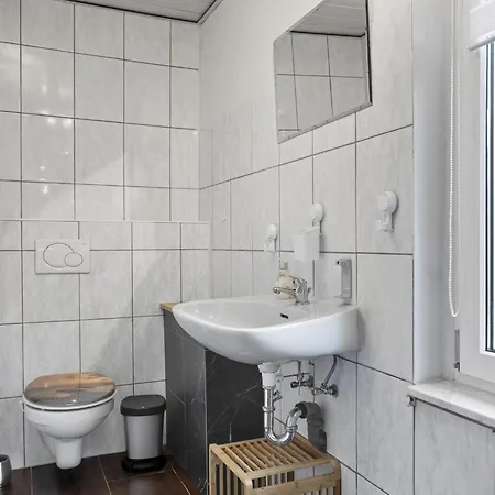 Nelsen Mit Ruderboot Auf Wassergrundstueck * Jabel