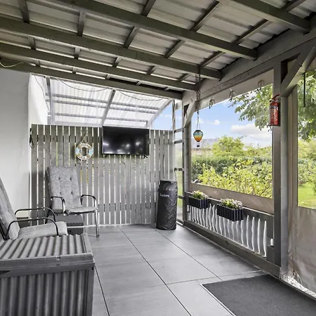 Nelsen Mit Ruderboot Auf Wassergrundstueck * Jabel