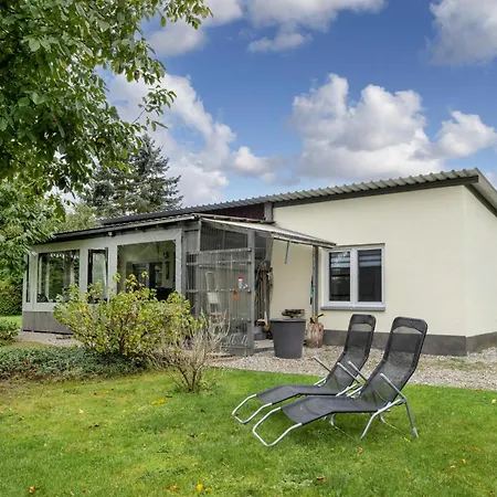 Ferienhaus Nelsen Mit Ruderboot Auf Wassergrundstueck