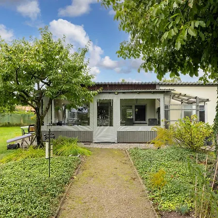 Ferienhaus Nelsen Mit Ruderboot Auf Wassergrundstueck