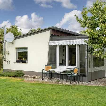 Nelsen Mit Ruderboot Auf Wassergrundstueck *