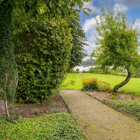 Nelsen Mit Ruderboot Auf Wassergrundstueck *